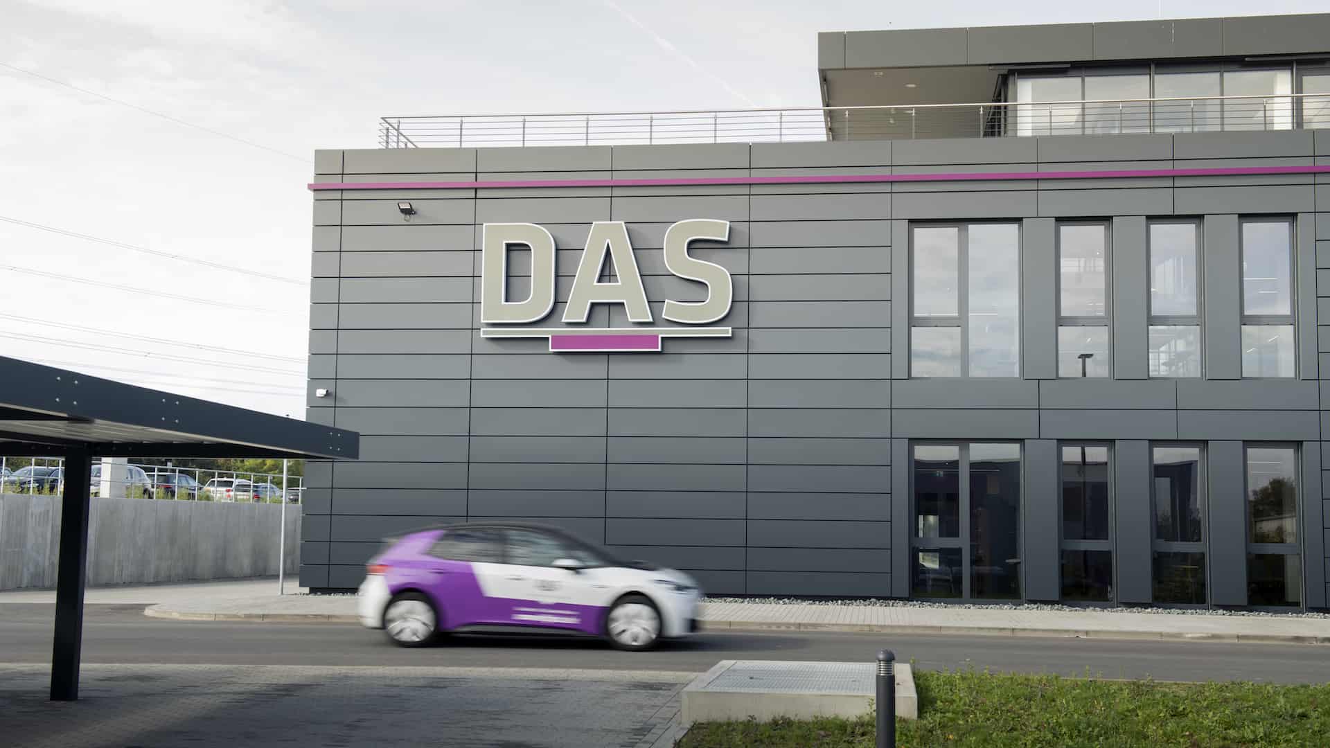 E-Auto fährt über das Firmengeländer der DAS EE in Dresden